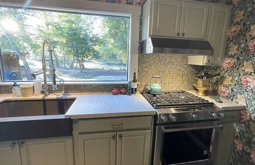 Freestone House | Luxury Redwood House w/ Hot Tub - walk to Cheese Shop, Spa & Bakery