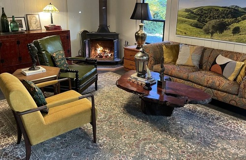 Freestone House | Luxury Redwood House w/ Hot Tub - walk to Cheese Shop, Spa & Bakery