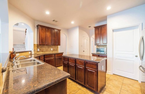 Missouri City House | Luxury resort style living area with spectacular water view house located in Missouri City
