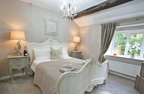 Fence House | Luxury retreat - Log fire, parking, stunning views
