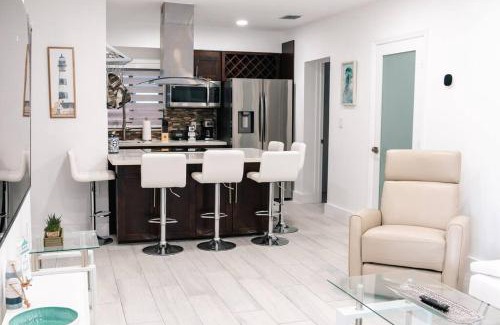 Coral Way House | Luxury Retreat 3B ,2Ba POOL , Coral Gables Center