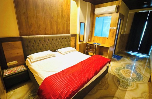 Jaipur District Hotel | Luxury Retreat - 42" Smart TV, AC, Balcony, Wi-Fi - 101