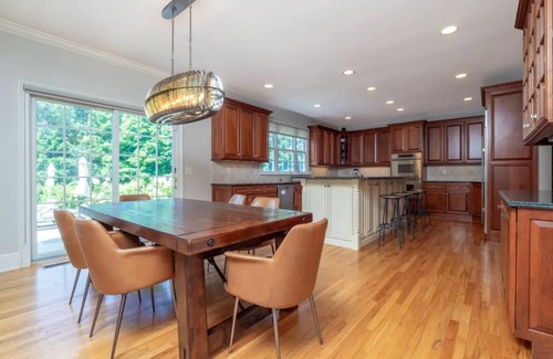 Ridgefield House | Luxury Retreat-5BR plus 3rd floor that sleeps 12 adults; 1 mile to town center
