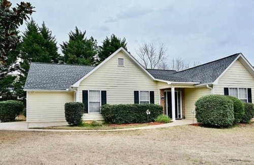 Kennesaw House | Luxury Retreat Close to Downtown Kennesaw and Acworth Beach.