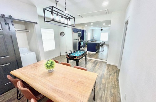 MacGregor House | Luxury Retreat close to all major locations-Sleeps 20-Pergola-Private Parking