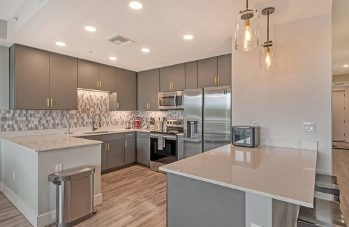North Trail Condo | Luxury Retreat condo The Strand Water View w/Den