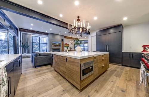 Whistler House | Luxury retreat for multifamily getaways & corporate events, 5 mins from village!
