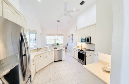 Broadmoor House | Luxury Retreat/Heated Pool/2Kings/n.Beach/Office