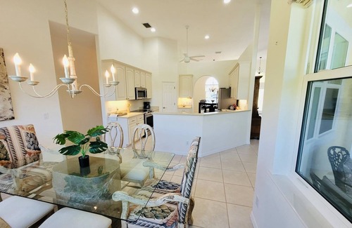 Broadmoor House | Luxury Retreat/Heated Pool/2Kings/n.Beach/Office