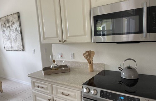 Broadmoor House | Luxury Retreat/Heated Pool/2Kings/n.Beach/Office