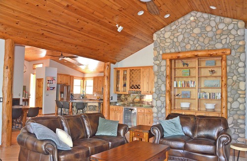 Torreon Cabin | Luxury retreat in Torreon, KING beds, huge covered deck and EV chargernnn