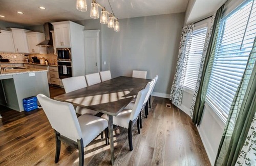 Jefferson House | Luxury Retreat- Modern 5BR Ranch in Bennington