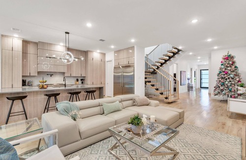 Dallas House | Luxury Retreat near Love Field Airport