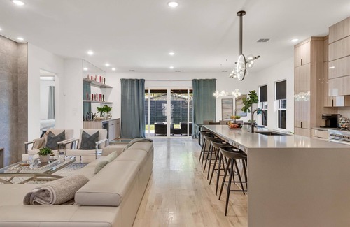 Dallas House | Luxury Retreat near Love Field Airport