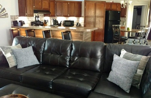 Thackerville House | LUXURY RETREAT/PICKLEBALL COURT, less than 3 miniutes from Winstar Casino!