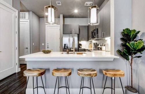 Arsenal Apartment | Luxury Retreat | Pool+Gym | Fast WiFi | Riverwalk
