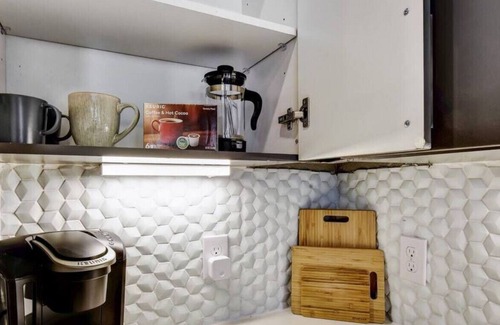 Arsenal Apartment | Luxury Retreat | Pool+Gym | Fast WiFi | Riverwalk