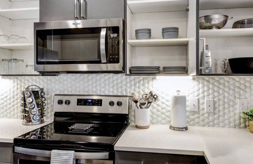 Arsenal Apartment | Luxury Retreat | Pool+Gym | Fast WiFi | Riverwalk