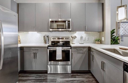 Arsenal Apartment | Luxury Retreat | Pool+Gym | Fast WiFi | Riverwalk