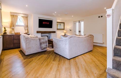 Beeston House | Luxury Retreat under Beeston Castle | 53 Degrees Property | Sleeps 2