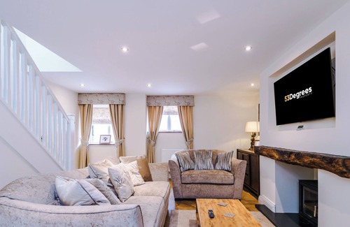 Beeston House | Luxury Retreat under Beeston Castle | 53 Degrees Property | Sleeps 2