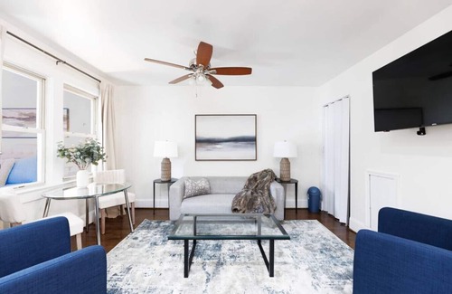 Washington Apartment | Luxury Retreat w/parking No cleaning fee!