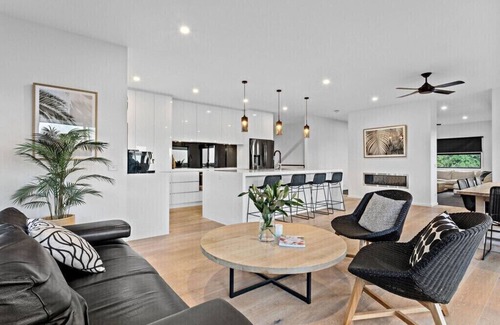 Mount Martha House | Luxury Retreat with Bay Views