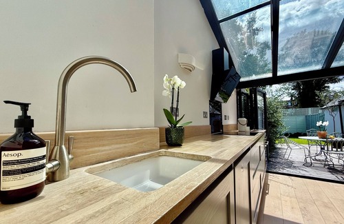 North Richmond Apartment | Luxury Richmond Apartment 4Bd/3Bth m w Garden/Parking (child/pet friendly!)