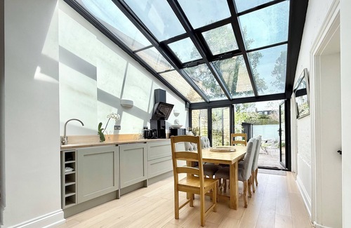 North Richmond Apartment | Luxury Richmond Apartment 4Bd/3Bth m w Garden/Parking (child/pet friendly!)