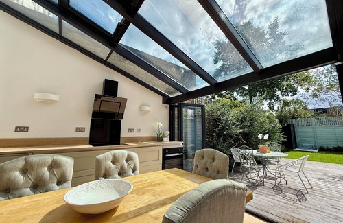 North Richmond Apartment | Luxury Richmond Apartment 4Bd/3Bth m w Garden/Parking (child/pet friendly!)