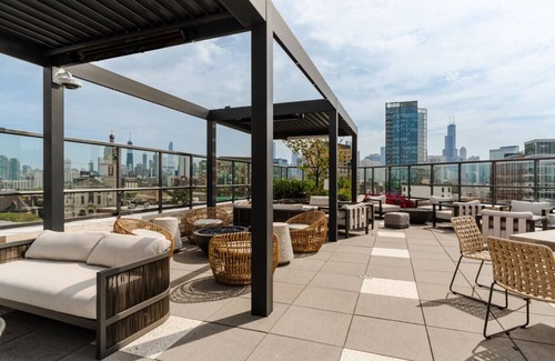 Pulaski Park Apartment | Luxury River West High-Rise N5 Gym+Rooftop+Skyline