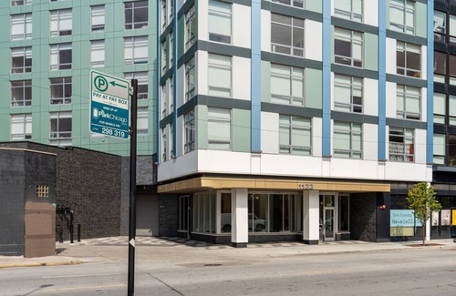 Pulaski Park Apartment | Luxury River West High-Rise N5 Gym+Rooftop+Skyline