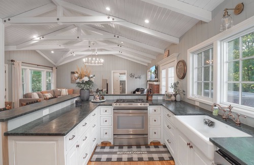 Roseburg House | Luxury Riverfront Escape- Hot tub & Fire Pit