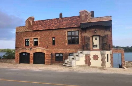 Glenview House | Luxury Riverside Stay - Historic Gaffney House Entire Property