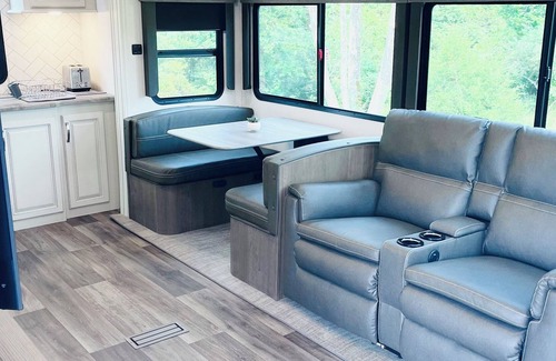 Spottswood House | Luxury RV Nestled on 50 Acres at Augusta Retreat/picnic Table/mountain
