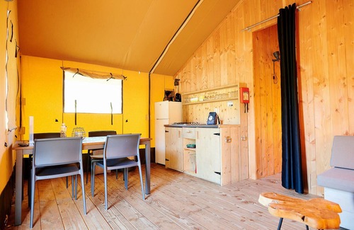 Nieuw Heeten House | Luxury safari tent for 6 guests with private jacuzzi, modern bathroom and veranda in the Sallandse Heuvelrug.