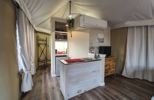 Oatmeal Cabin | Luxury Safari Tent #2 Scenic Hill Country Views- Private Deck/Hot Tub/Pond Pool