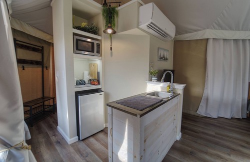 Oatmeal Cabin | Luxury Safari Tent #4 Scenic Hill Country Views- Private Deck/Hot Tub/Pond Pool