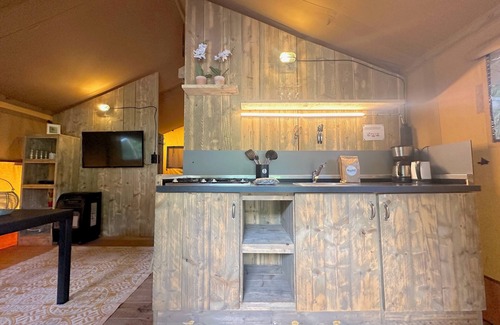 Hulshorst House | Luxury safari tent with a hot tub on the Veluwe
