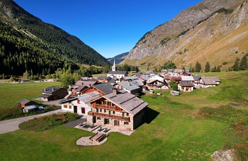 Champagny-en-Vanoise Ski Chalet | Luxury self cater chalet - Indoor swimming pool - Steam Room - Outdoor hot tub