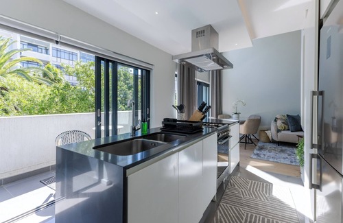 Cape Town Apartment | Luxury Sea Point 2 Bed Apartment | Pool