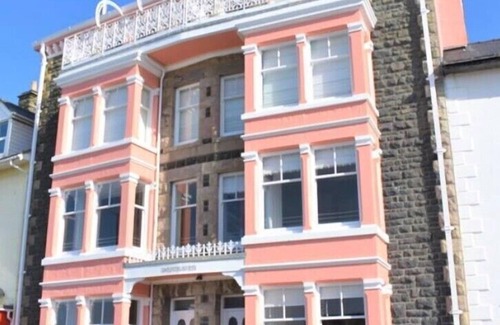 Aberdovey Apartment | Luxury Seafront Apartment in Aberdovey -pets allowed/free parking -sleeps 8