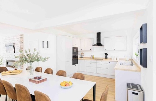 New Forest District Ski Chalet | Luxury SeaWay sleeps 12, playroom/xbox/hot tub/private chef