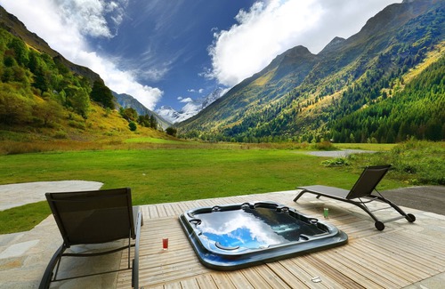 Champagny-en-Vanoise Ski Chalet | LUXURY SELF CATER CHALET - PRIVATE SWIMMING POOL - STEAM ROOM - OUTDOOR HOT TUB