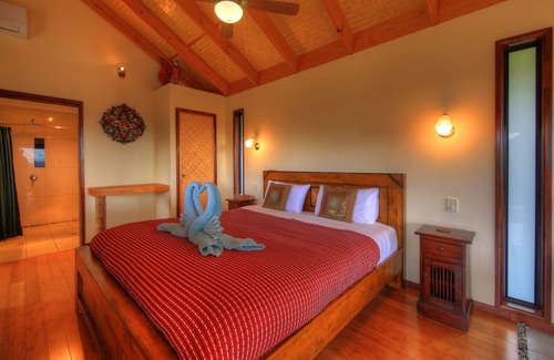 Balmoral Ridge House | Luxury self-contained villa with king bed, double spa, fireplace, and kitchen.