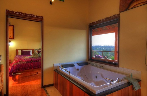 Balmoral Ridge House | Luxury self-contained villa with two rooms, king and queen beds, double spa, fireplace, and kitchen.