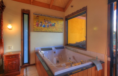 Balmoral Ridge House | Luxury self-contained villa with king bed, double spa, fireplace, and kitchen.