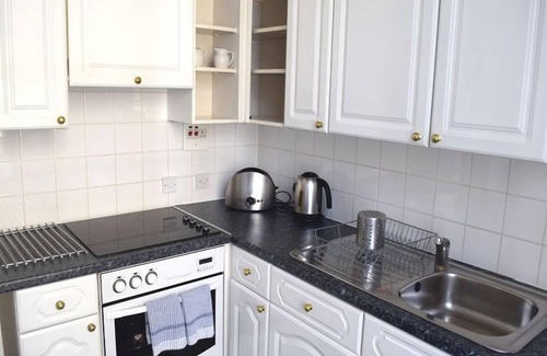 Marylebone Apartment | Luxury Serviced Apartment with Daily Room Clean, Staffed Reception, King Size Be