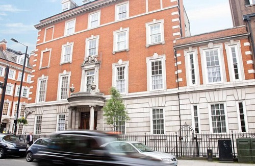 Marylebone Apartment | Luxury Serviced Apartment with Daily Room Clean, Staffed Reception, King Size Be