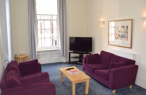 Marylebone Apartment | Luxury Serviced Apartment with Daily Room Clean, Staffed Reception, King Size Be